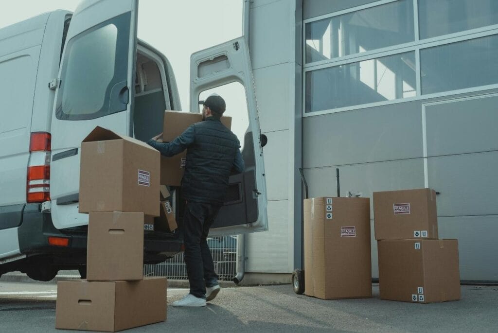 Find out where to start packing for a move with practical tips and step-by-step organisation. Optimise your time.